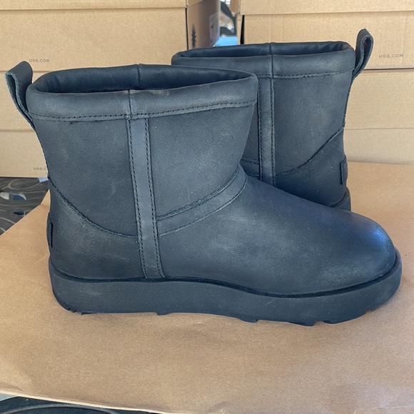 Ugg Women’s Classic Leather Mini Waterproof Boot - Picture 4 of 6